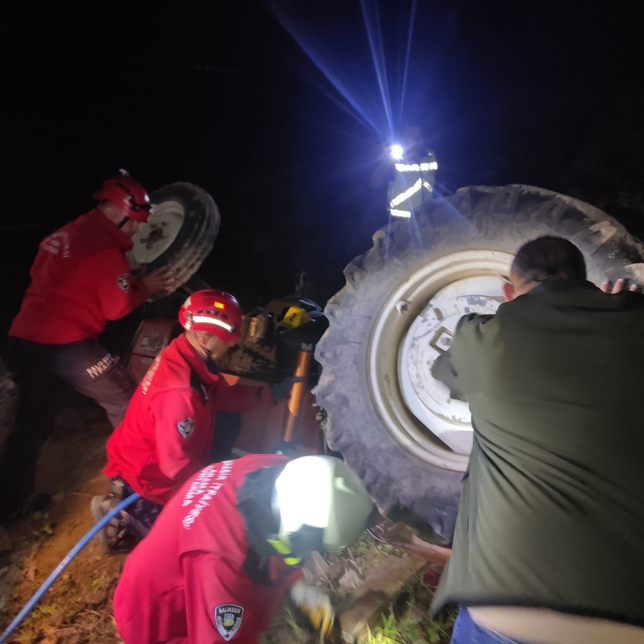 Devrilen traktörün altında kalan sürücü hayatını kaybetti