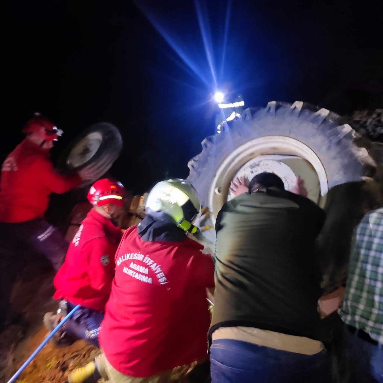 Devrilen traktörün altında kalan sürücü hayatını kaybetti