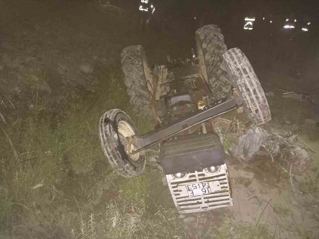 Devrilen traktörün altında kalan sürücü hayatını kaybetti