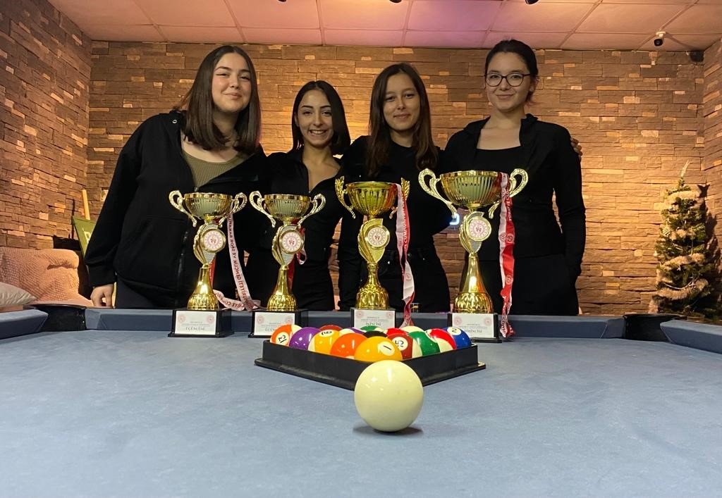 Gençler bilardoda istekaları konuşturdu