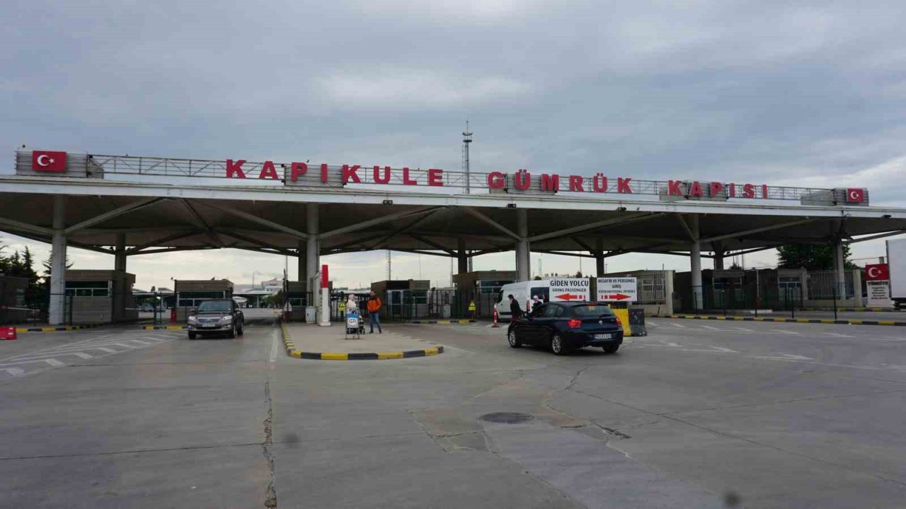 Edirne’de yurt dışı seçmenlerin oy kullanma işlemi yoğun katılımla devam ediyor