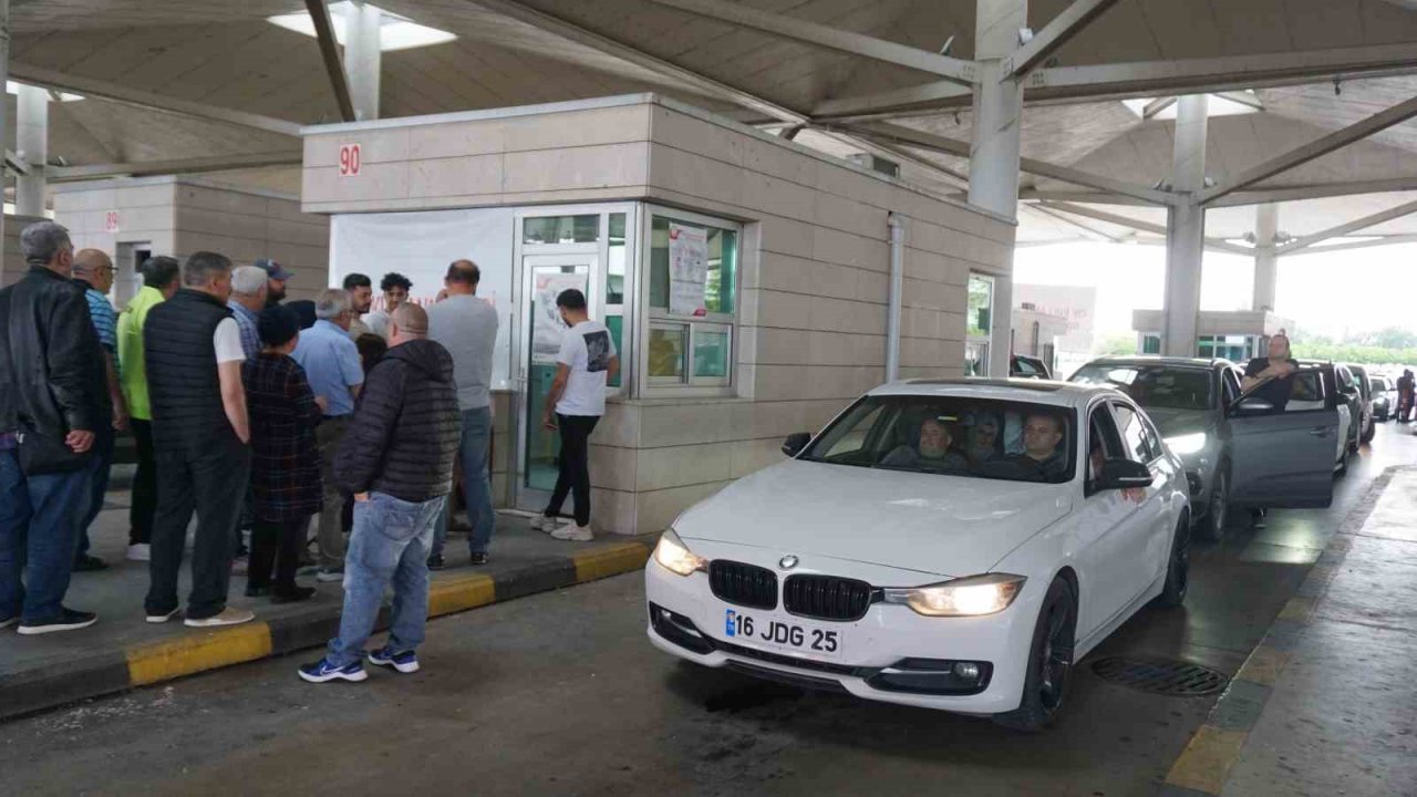 Edirne’de yurt dışı seçmenlerin oy kullanma işlemi yoğun katılımla devam ediyor