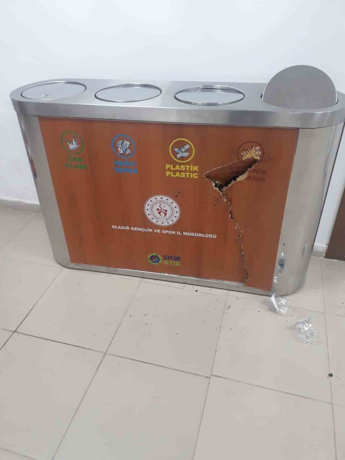 Amatör maçta taraftarlar koltuklara zarar verdi