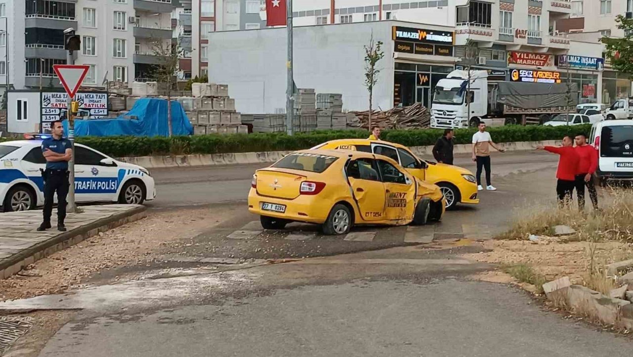 Hasta almaya giden ambulans kaza yaptı: 4 yaralı