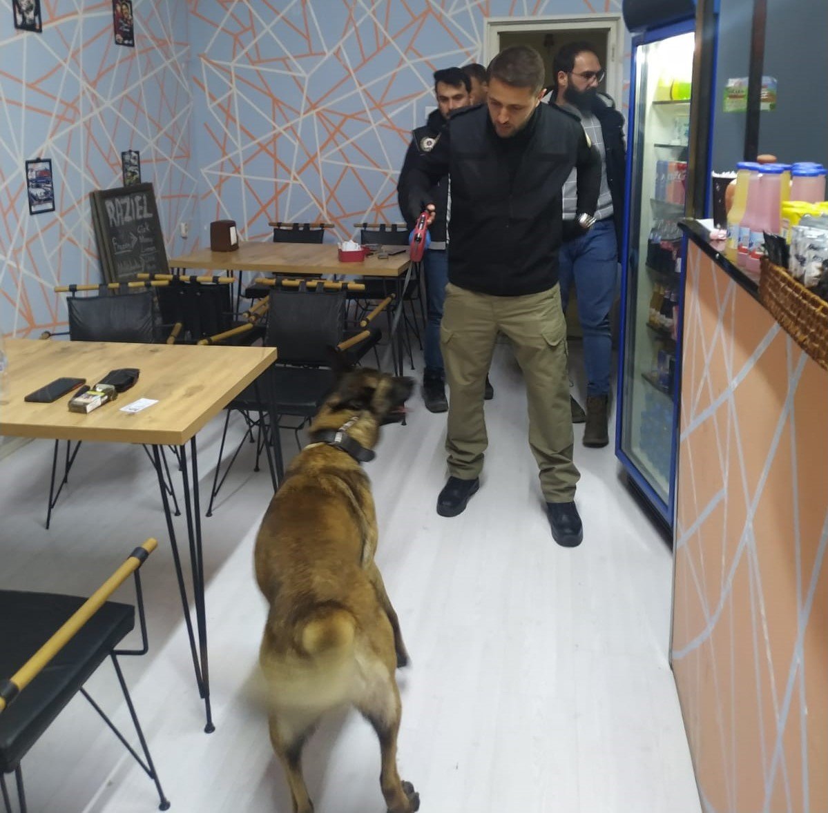 Gediz’de eğlence mekanlarında uyuşturucu denetimi