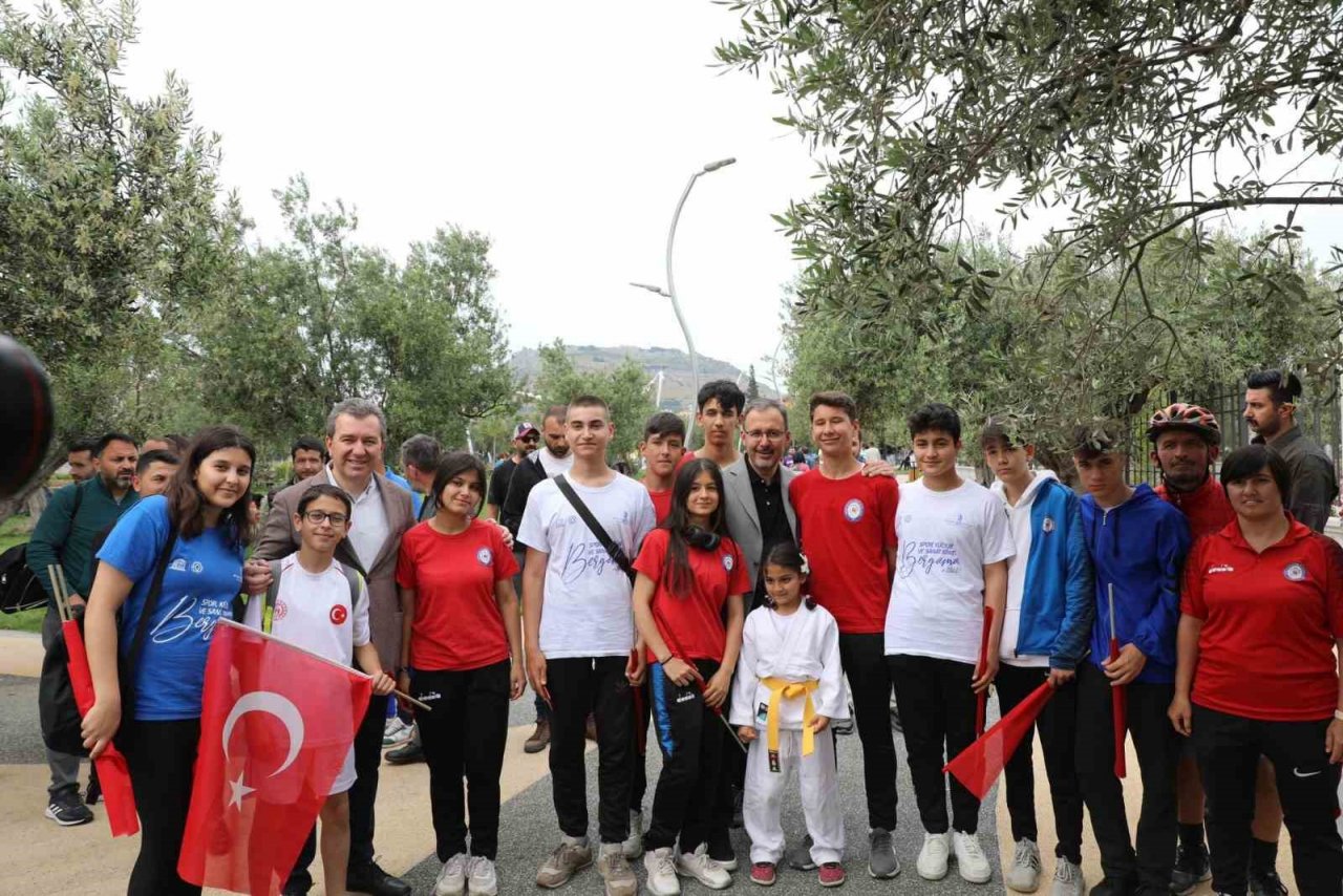 Gençlik ve Spor Bakanı Bergama’da gençlerle buluştu