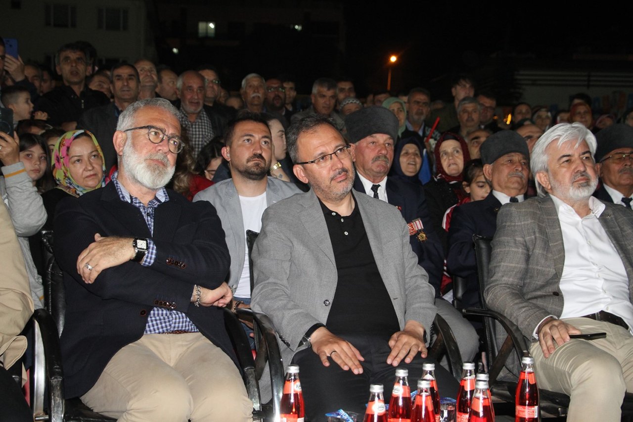 Bakan Kasapoğlu Selendi ve Kula ilçelerinde vatandaşlara hitap etti