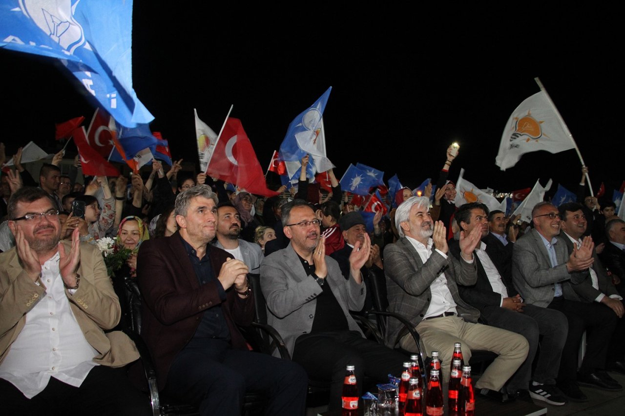Bakan Kasapoğlu Selendi ve Kula ilçelerinde vatandaşlara hitap etti