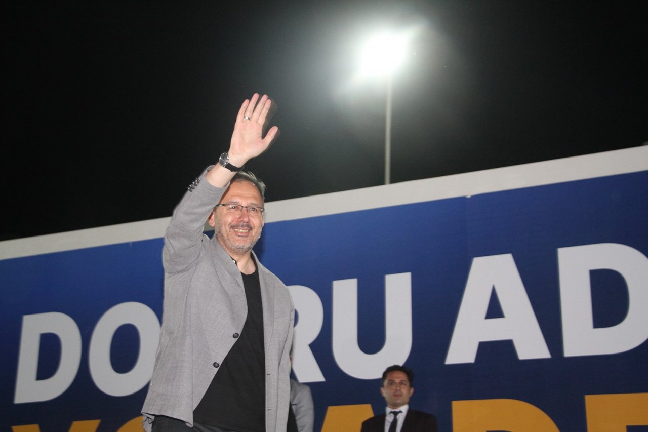 Bakan Kasapoğlu Selendi ve Kula ilçelerinde vatandaşlara hitap etti