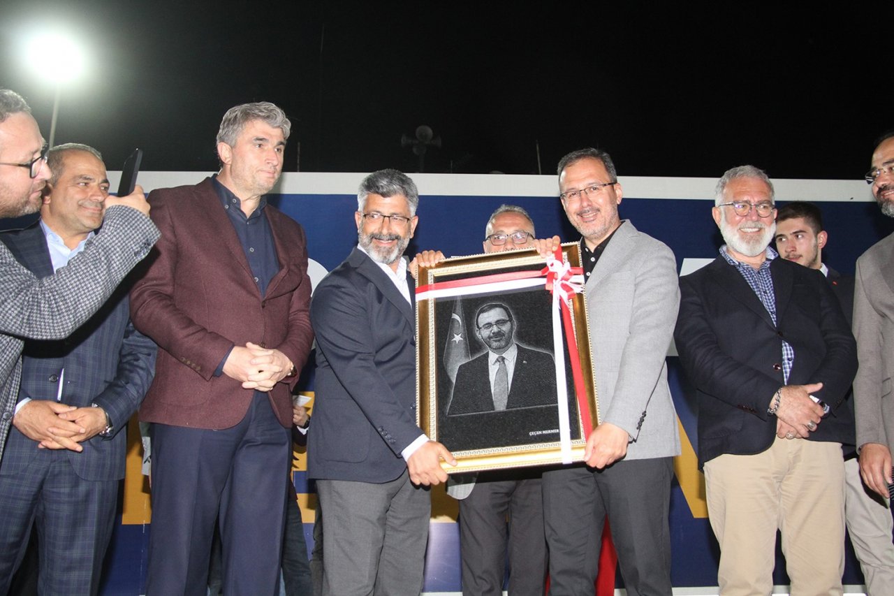 Bakan Kasapoğlu Selendi ve Kula ilçelerinde vatandaşlara hitap etti