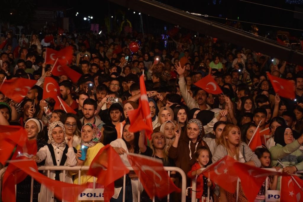 Germencikli gençler konserde doyasıya eğlendi