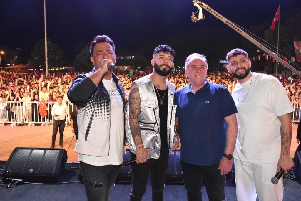 Germencikli gençler konserde doyasıya eğlendi