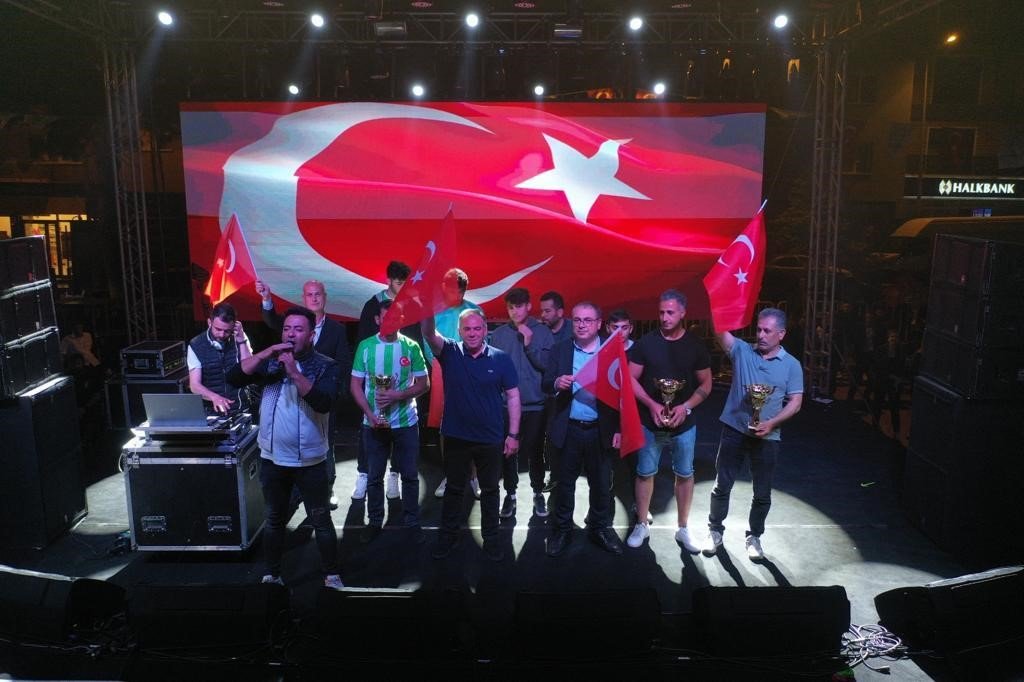 Germencikli gençler konserde doyasıya eğlendi