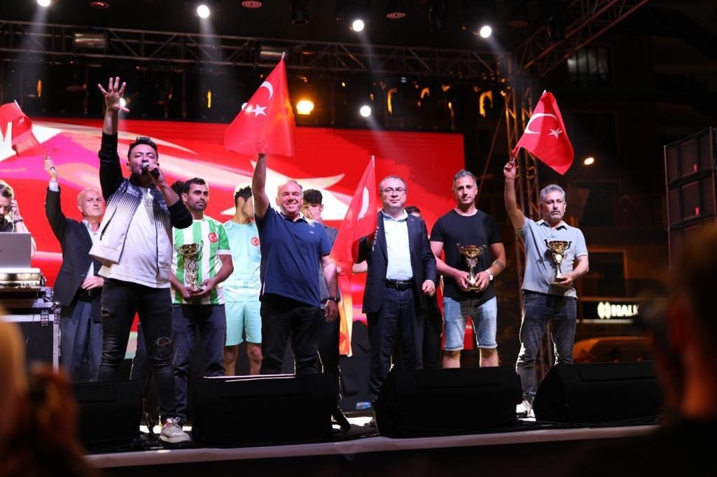 Germencikli gençler konserde doyasıya eğlendi