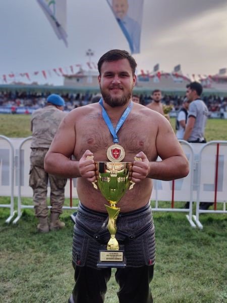 Gölcük Belediyesi pehlivanı Manavgat’ta şampiyon oldu