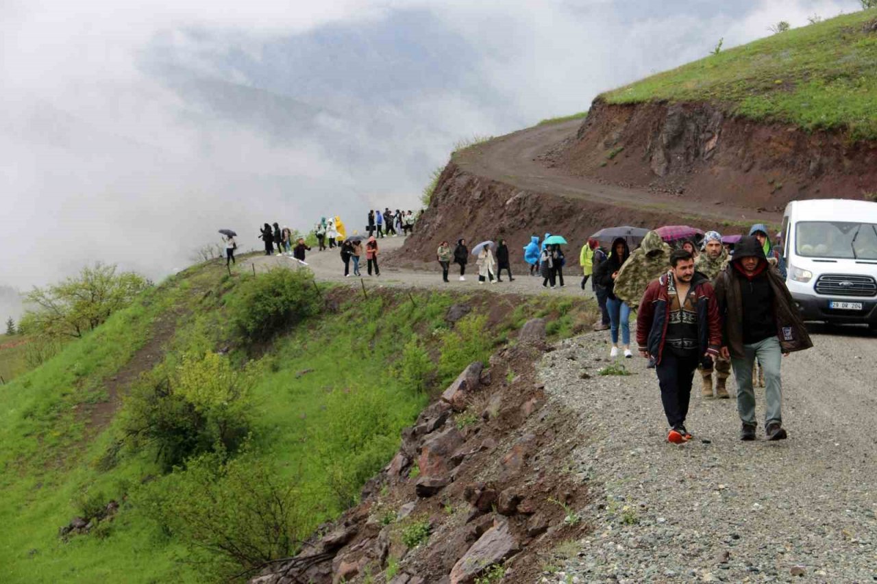 Gençler 19 Mayıs’ı Altınpınar Gölünde kutladı