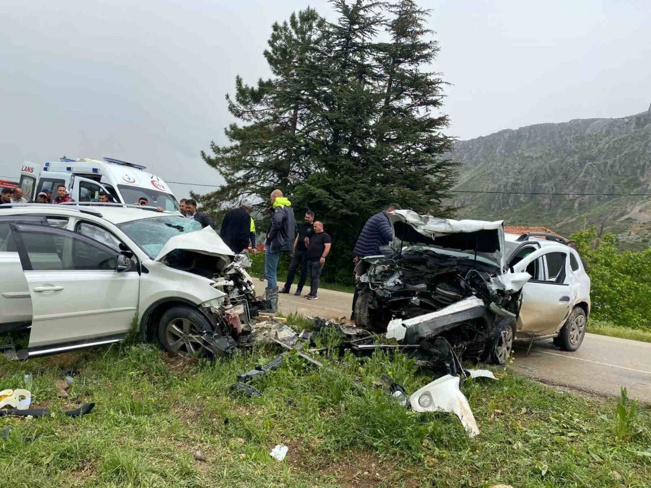 Isparta’da iki otomobil çarpıştı: 1 ölü, 4 yaralı