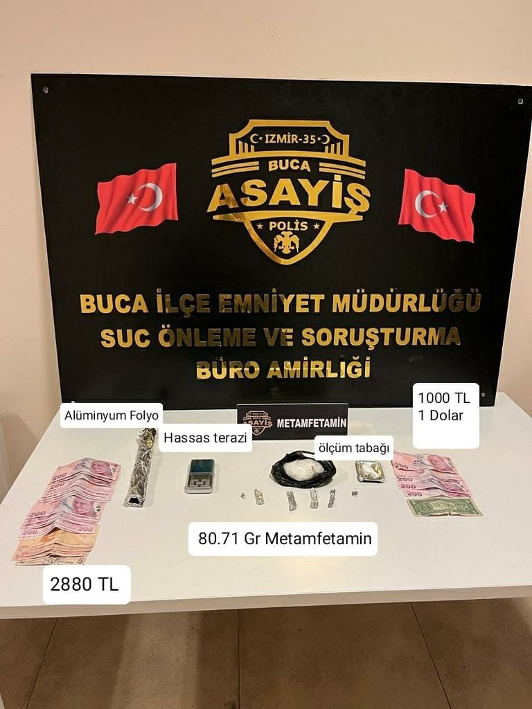 İzmir’de 2 uyuşturucu satıcısı polisten kaçamadı