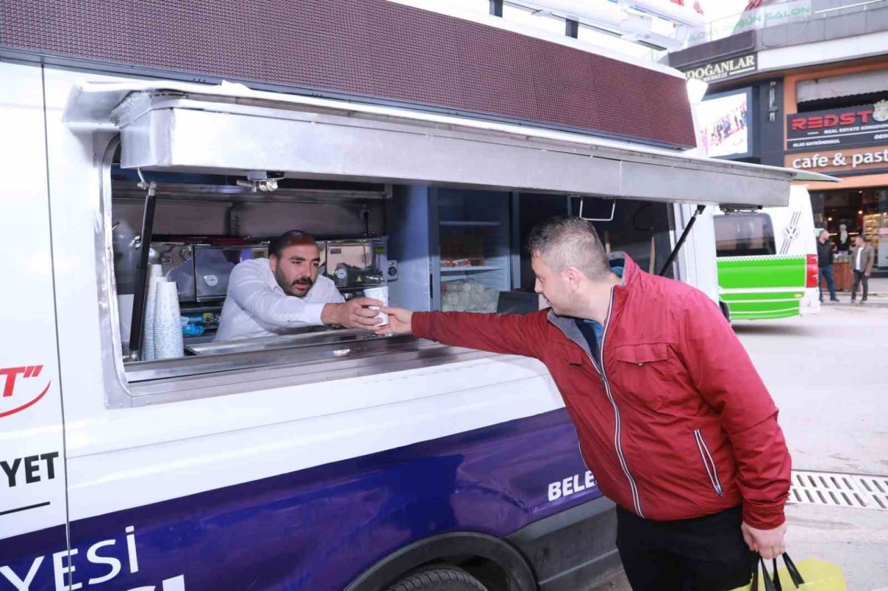 Servis bekleyen vatandaşlara iç ısıtan ikram