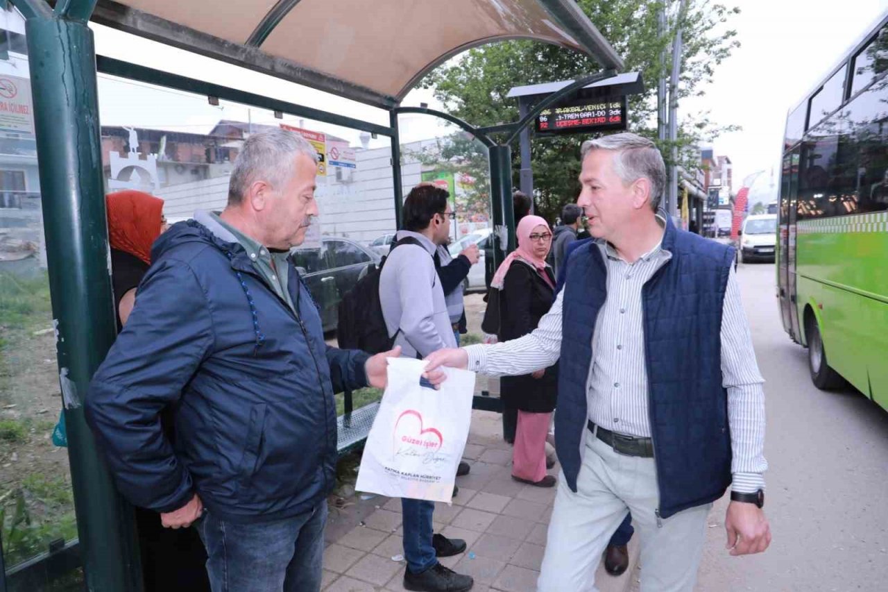 Servis bekleyen vatandaşlara iç ısıtan ikram