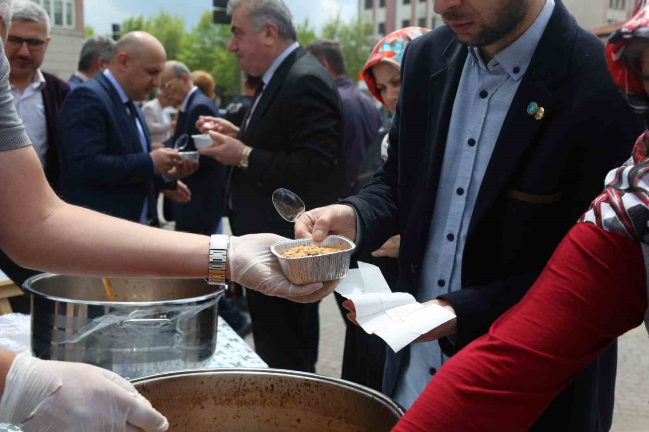 Kent meydanında dağıtılan coğrafi işaretli ekşili pilav damakları tatlandırdı