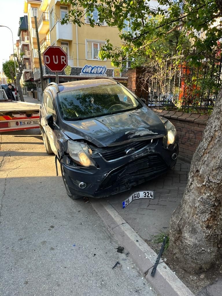 2 araç çarpıştı, en büyük hasarı park halindeki otomobil aldı