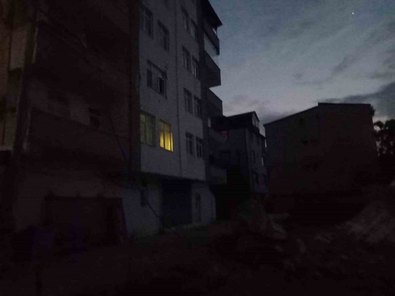 Kontrollü minare yıkımı ilçeyi elektriksiz bıraktı