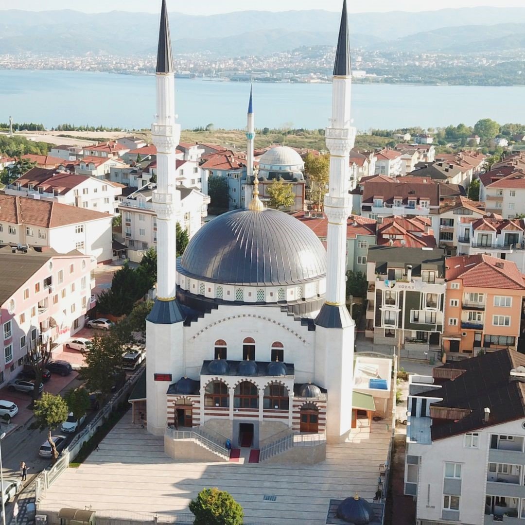 Yenisi yapıldı, hasarlı eski cami yıkıldı