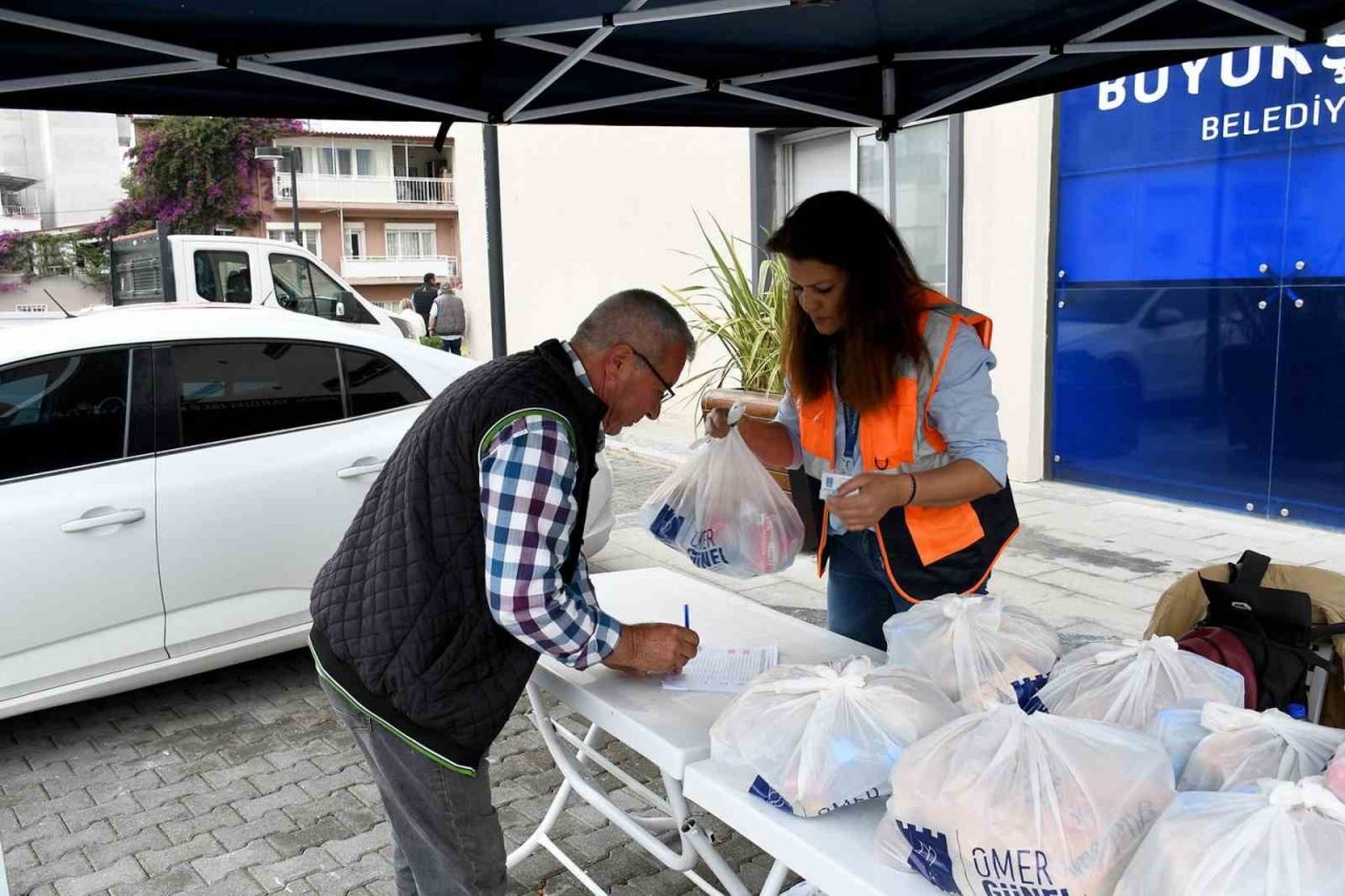 Kuşadası Belediyesi’nden çocuklara 16 bin 500 litre süt desteği
