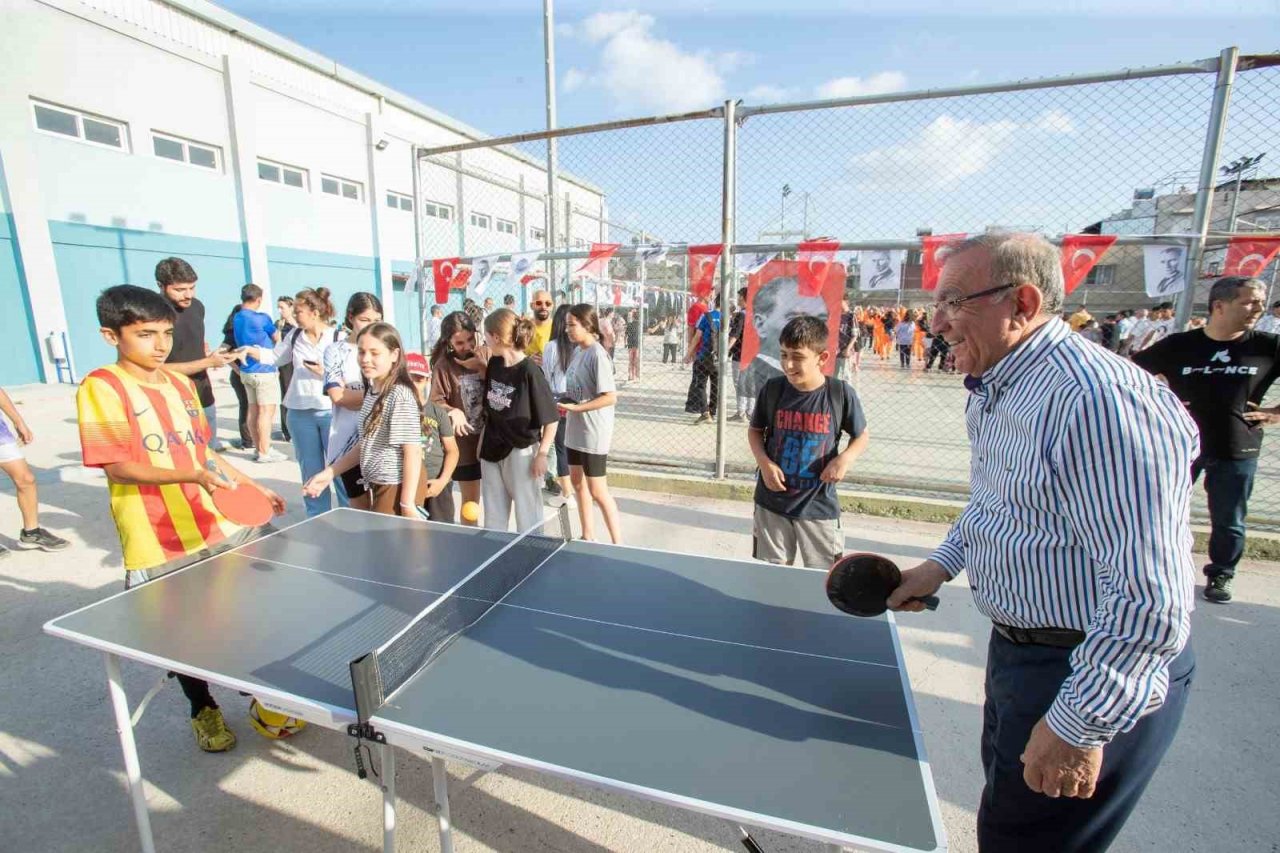 Başkan Akay, gösteri maçında forma giydi
