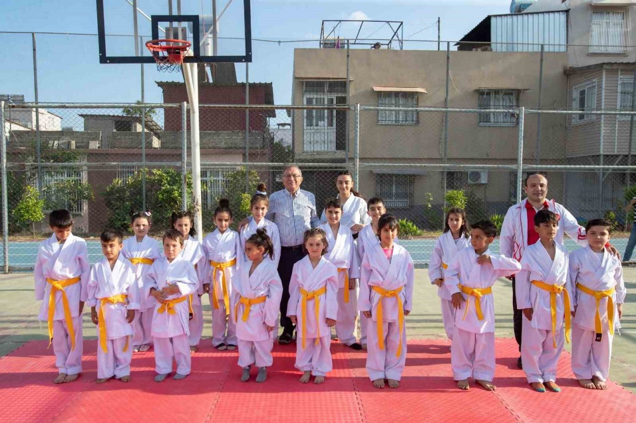 Başkan Akay, gösteri maçında forma giydi