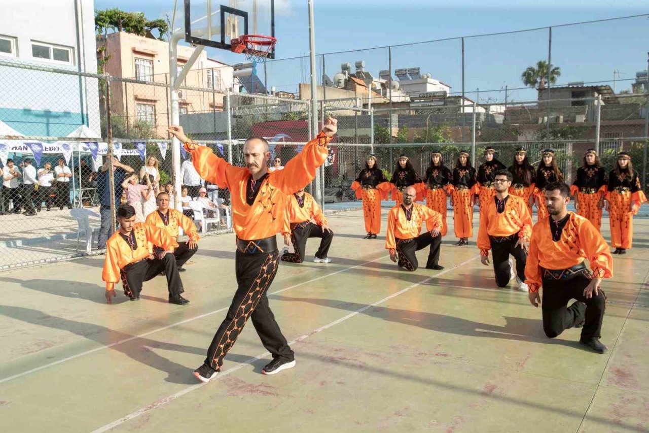 Başkan Akay, gösteri maçında forma giydi