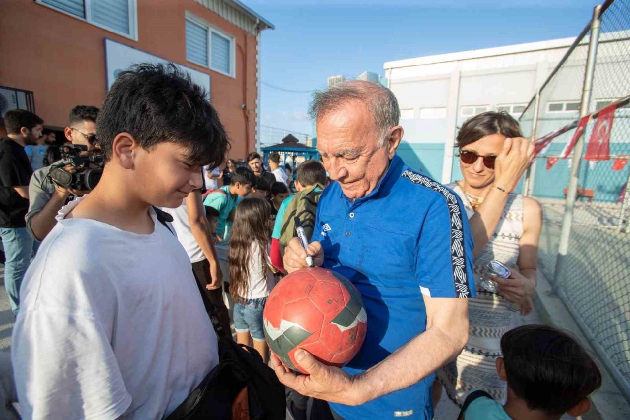 Başkan Akay, gösteri maçında forma giydi