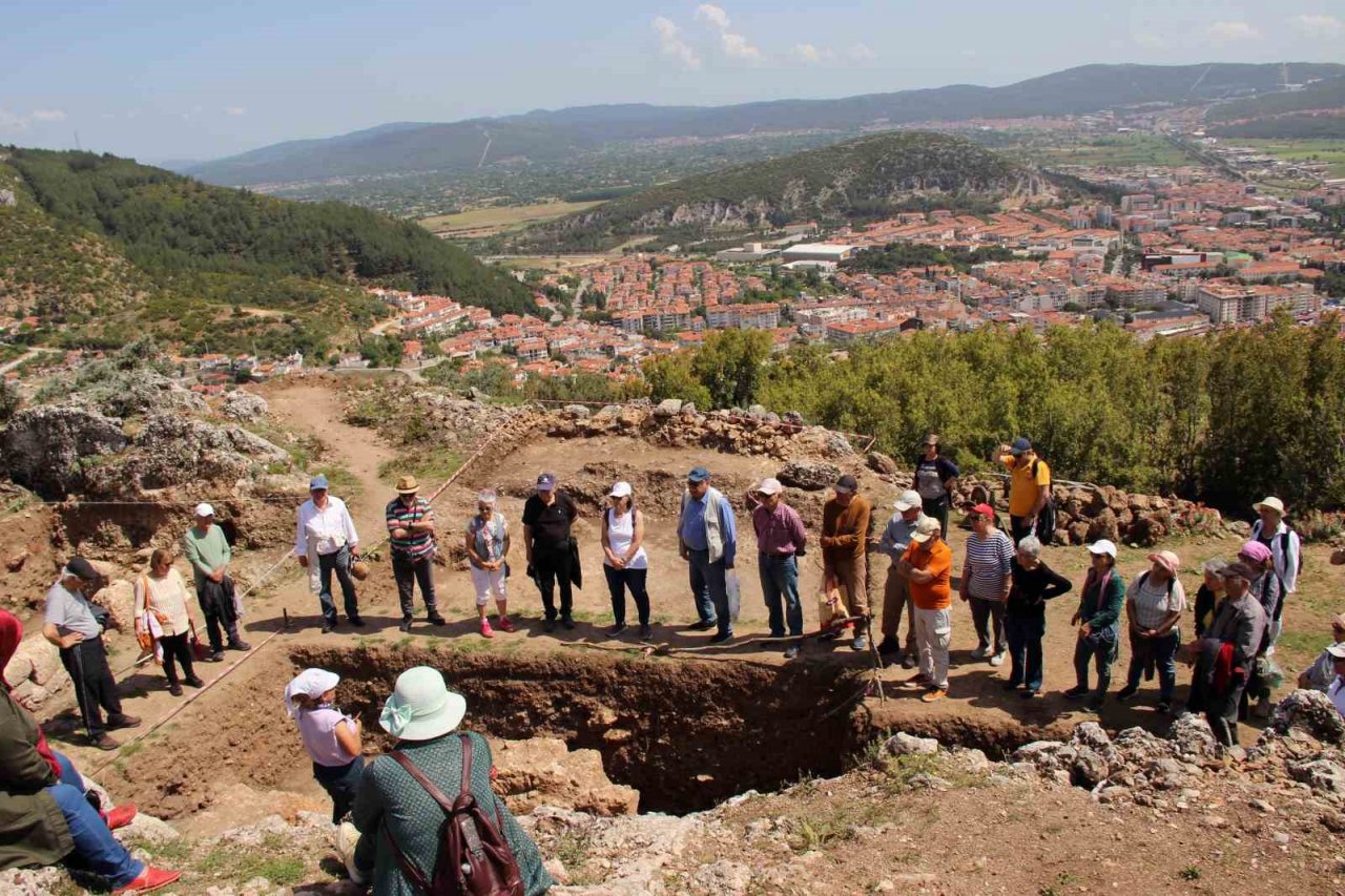 Tazelenme Üniversitesi öğrencileri arkeoloji dersini Mobolla’da yaptı