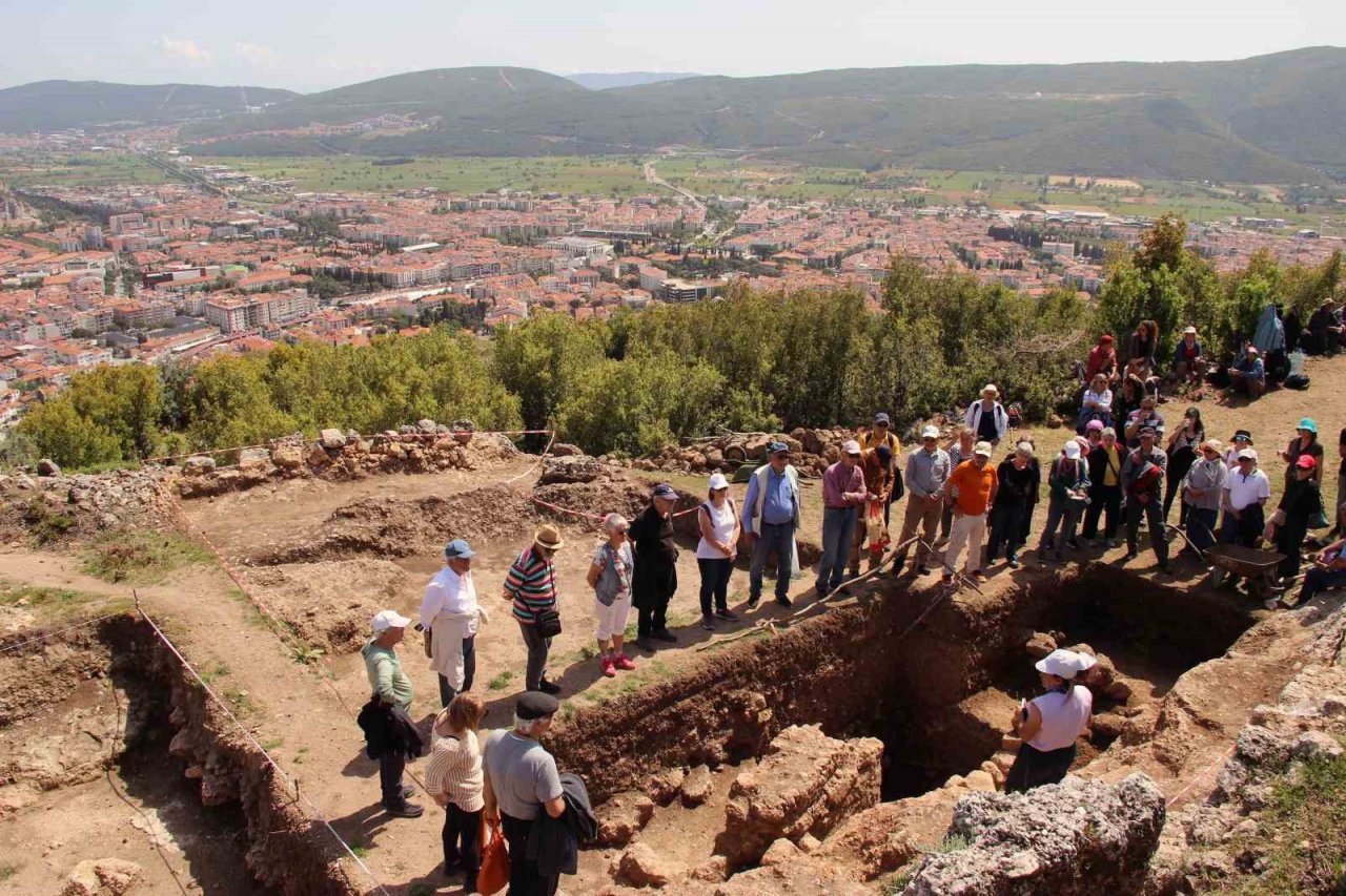 Tazelenme Üniversitesi öğrencileri arkeoloji dersini Mobolla’da yaptı