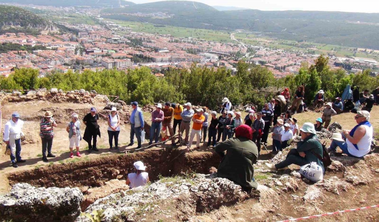 Tazelenme Üniversitesi öğrencileri arkeoloji dersini Mobolla’da yaptı