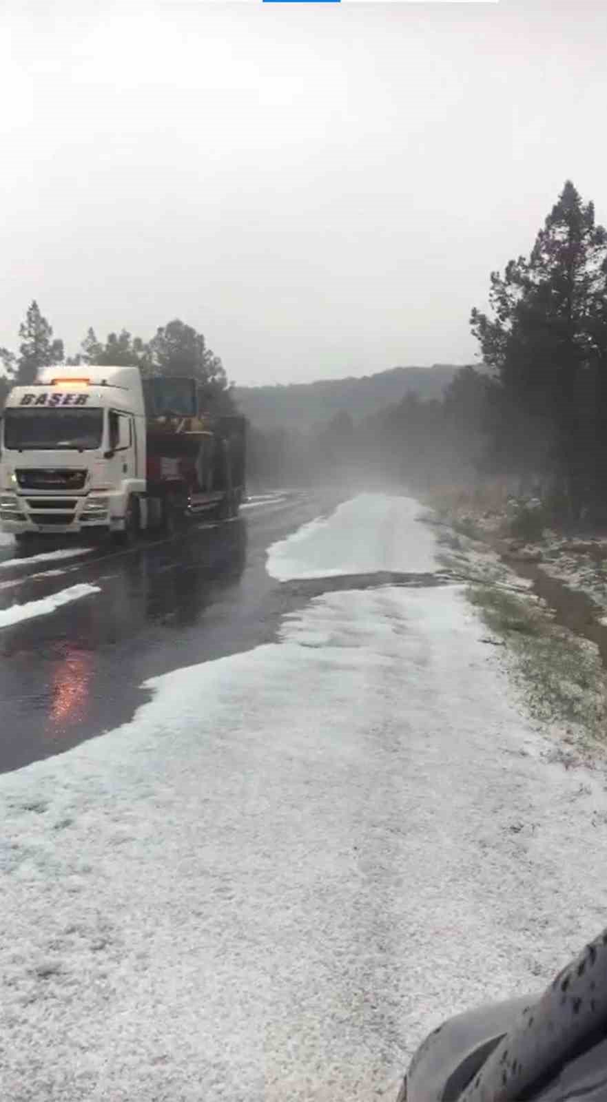 Dolu yağışı yolu beyaza bürüdü