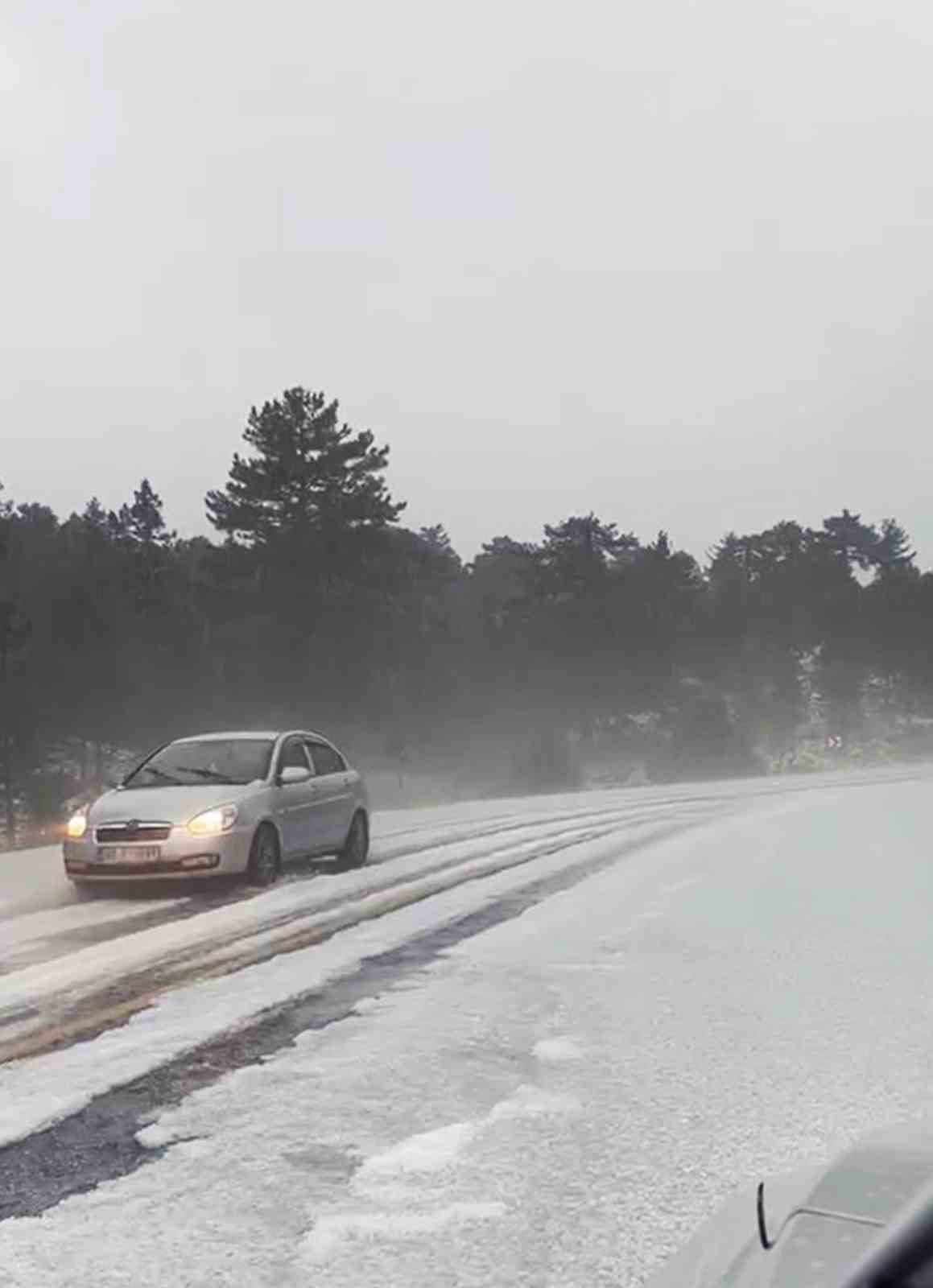 Dolu yağışı yolu beyaza bürüdü