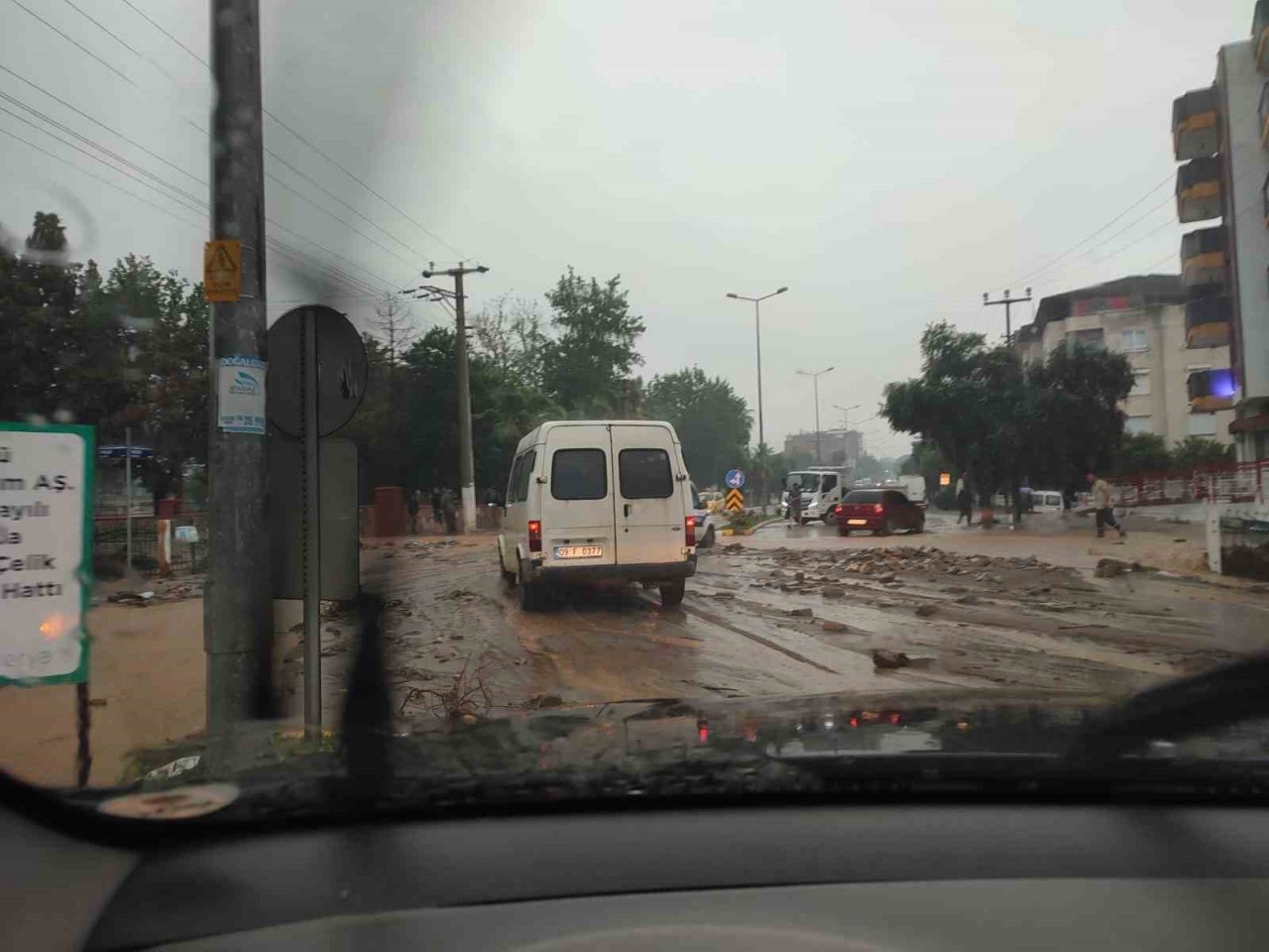 Nazilli ve Kuyucak yağışa teslim oldu