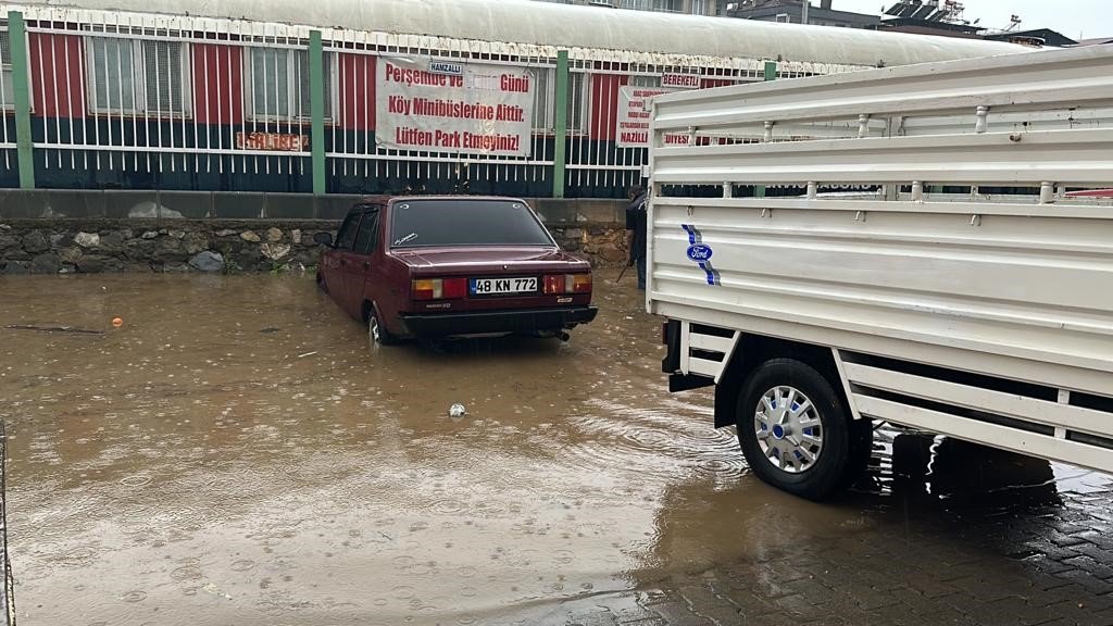 Nazilli ve Kuyucak yağışa teslim oldu