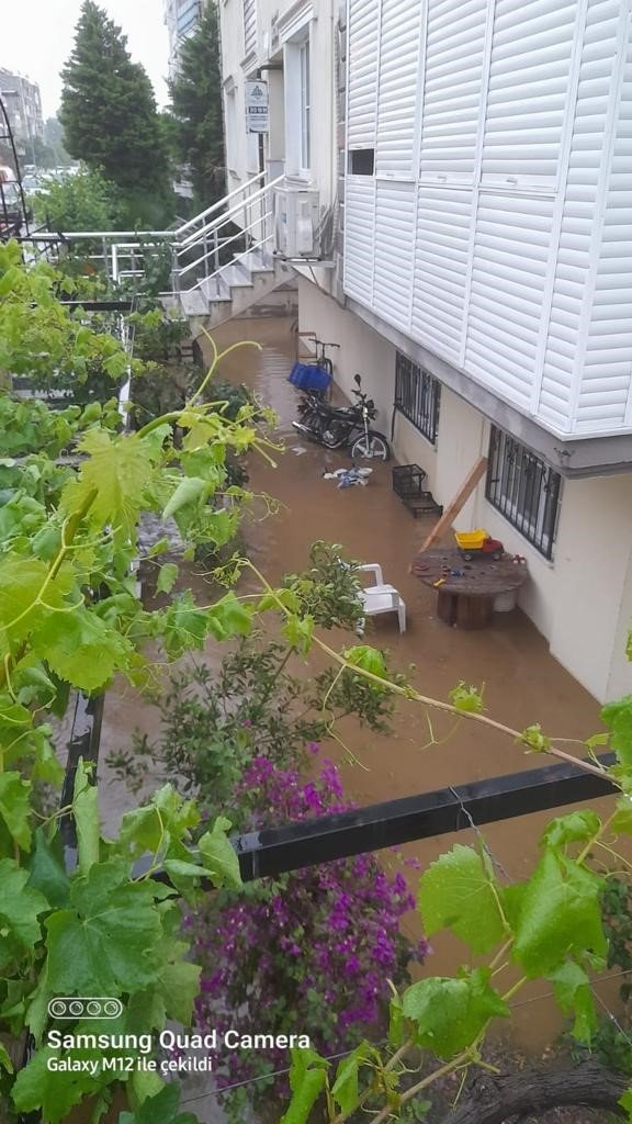 Nazilli ve Kuyucak yağışa teslim oldu