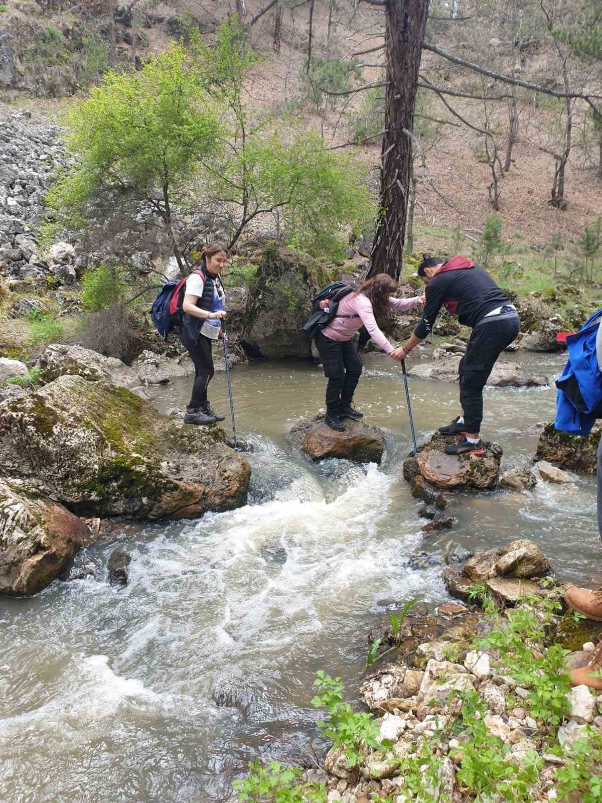 Doğa yürüyüşçüleri Zahran Vadisi’nde eşsiz manzaraları fotoğrafladı