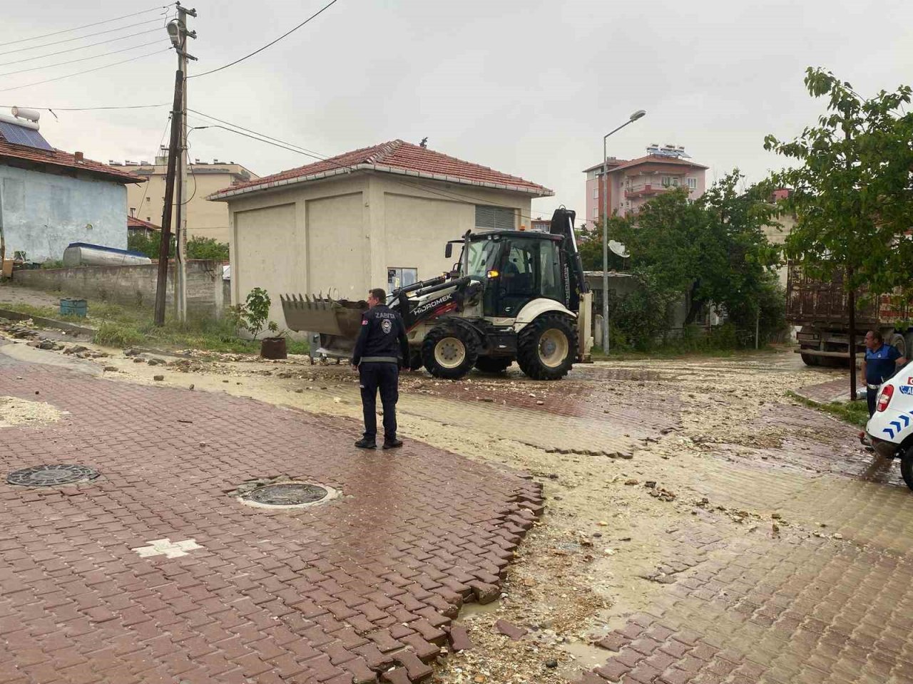 Sağanak yağmur Selendi’de su baskınlarına sebep oldu