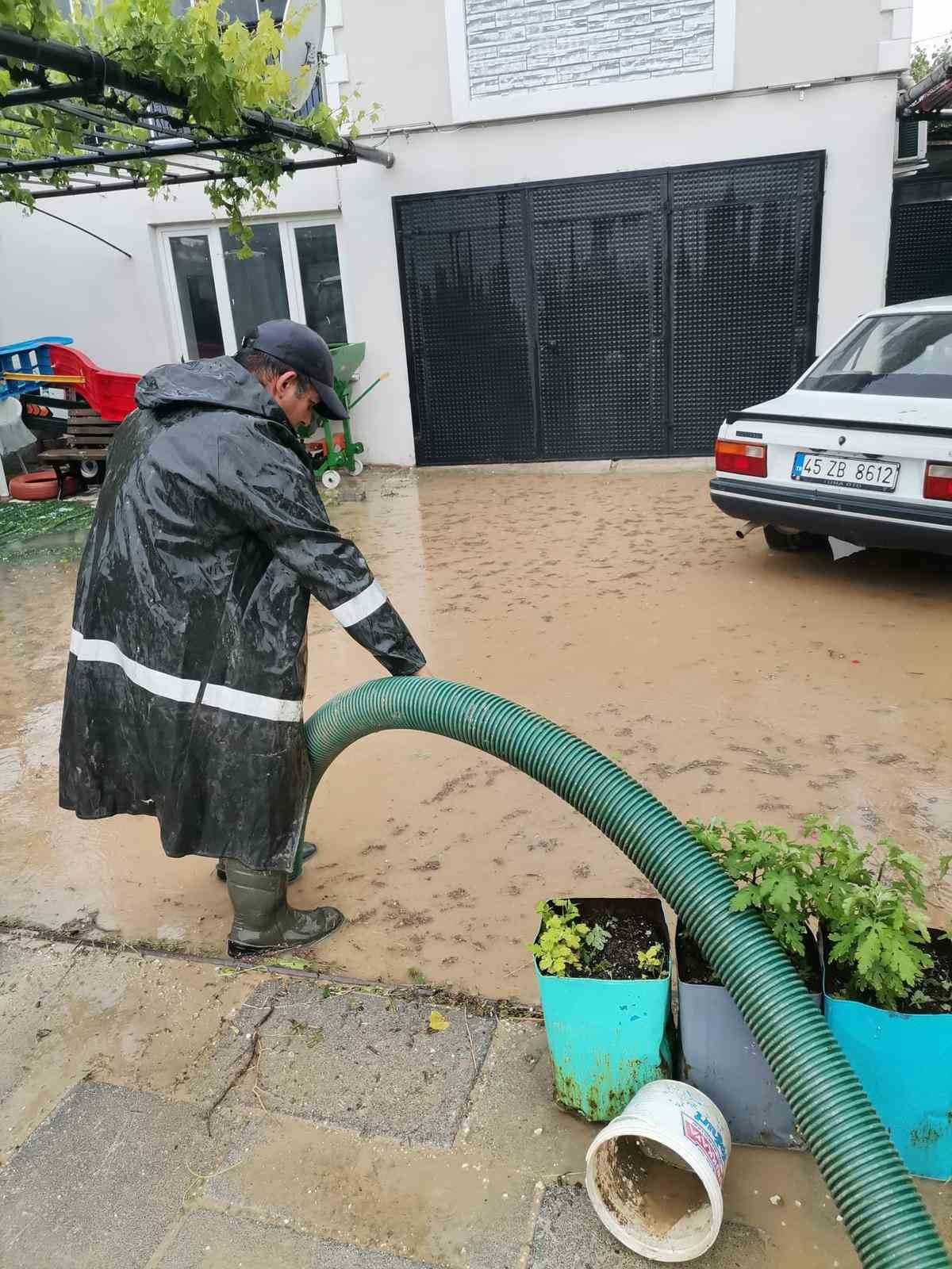 Sağanak yağmur Selendi’de su baskınlarına sebep oldu