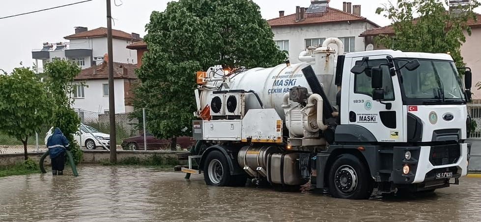 Sağanak yağmur Selendi’de su baskınlarına sebep oldu