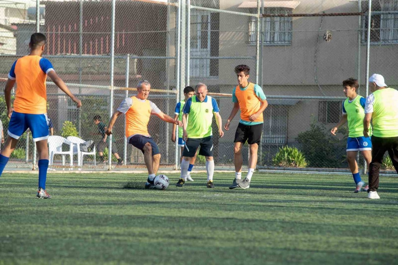 Başkan Akay, gösteri maçında forma giydi