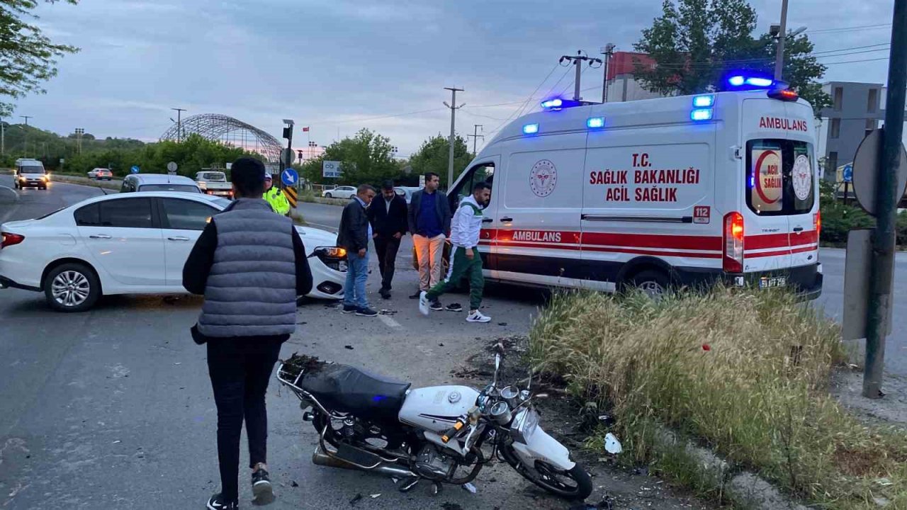 Otomobille çarpışan motosikletteki 2 kişi yaralandı