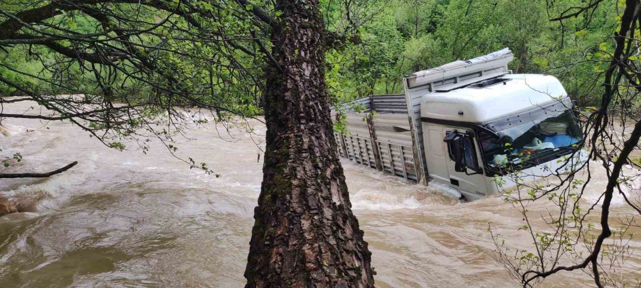 Munzur Çayı’na uçan kamyon çıkarıldı