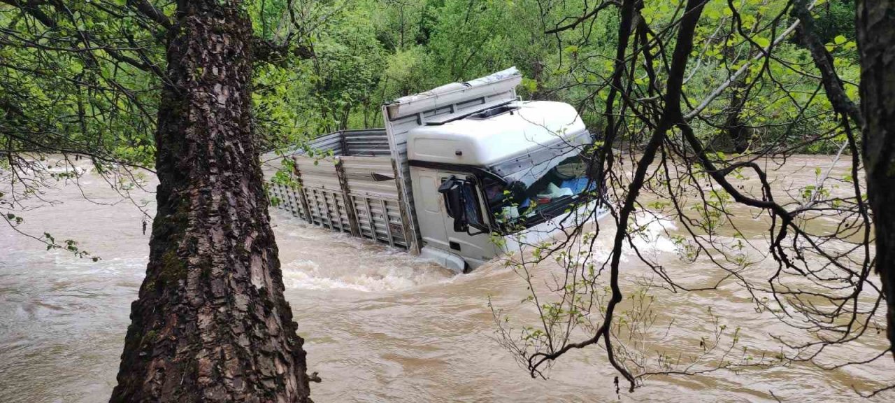 Munzur Çayı’na uçan kamyon çıkarıldı