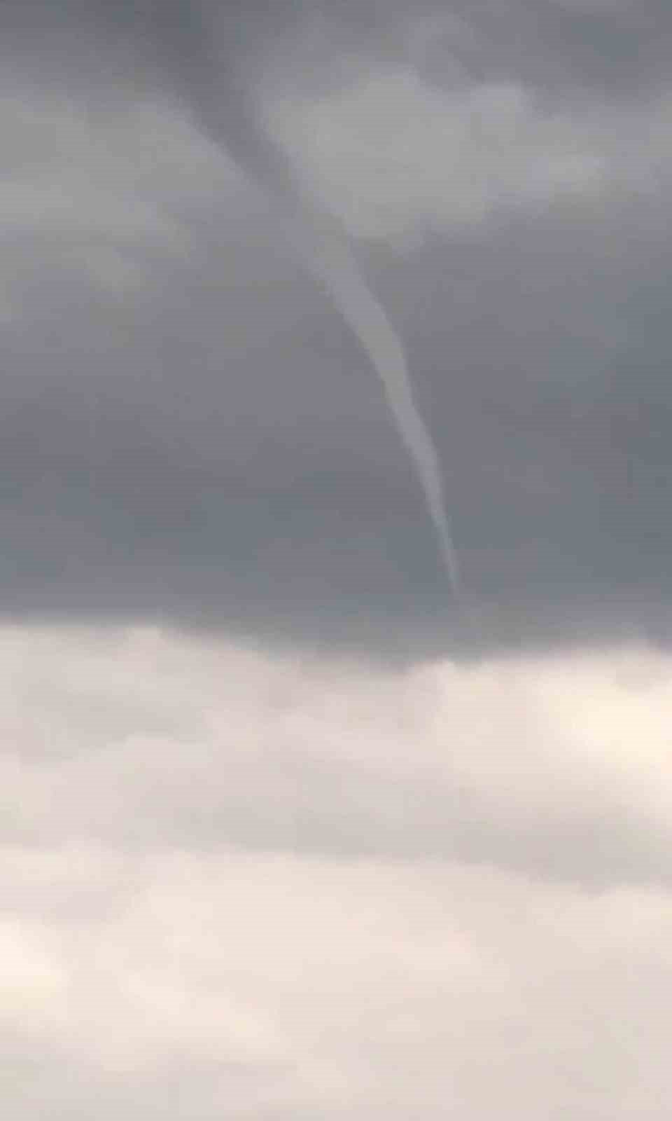 Görüntüledikleri hortumu yorumlayan iki arkadaş izleyenleri gülümsetti